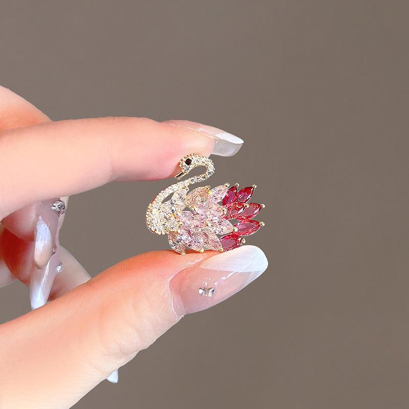 Summer Anti-Exposure Brooch: Fashionable and Luxurious Collar Pin for Women.