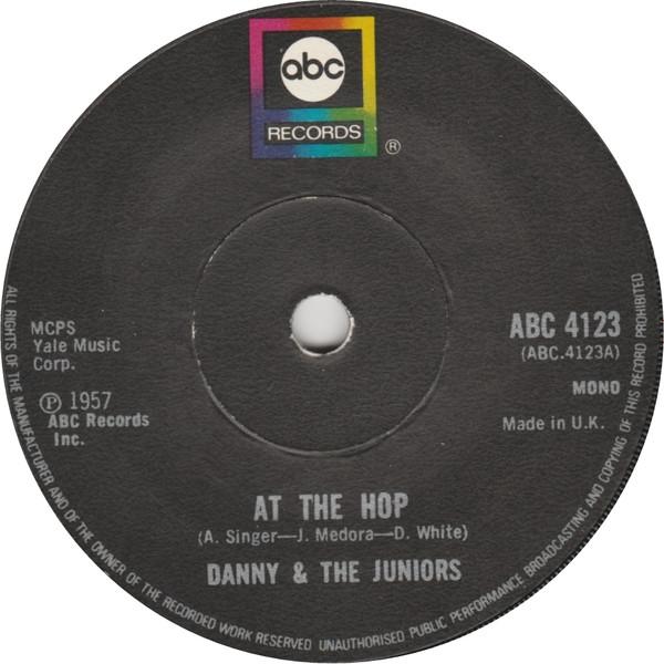 7-дюймовая пластинка DANNY & THE JUNIORS - At The Hop ABC4123 ABC Records 1976 Великобритания Рок Б/У