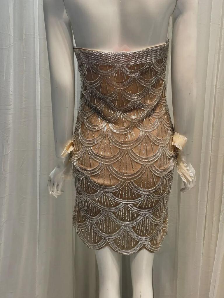 Элегантное мини-платье с пайетками весна/лето 2023 года — стильная праздничная одежда без бретелек