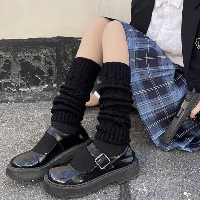 Серые вязаные носки с разрезом - толстые ребристые полосы, длина до икры, уютный осенне-зимний стиль, свободный крой, модные ворсистые носки