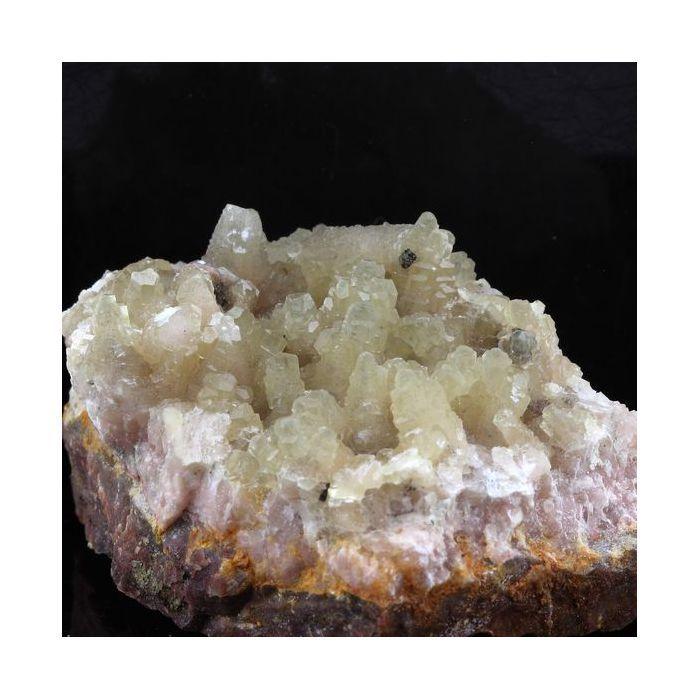 Pierres et Minéraux. Calcite. 363.5 ct. Luzy, Nièvre, France.