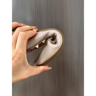 Внутреннее увеличение высоты на 5 см, заклепки, светлый горловина, телесный цвет, заостренный нос, мягкая лакированная кожа, французские темпераментные туфли, женские универсальные туфли