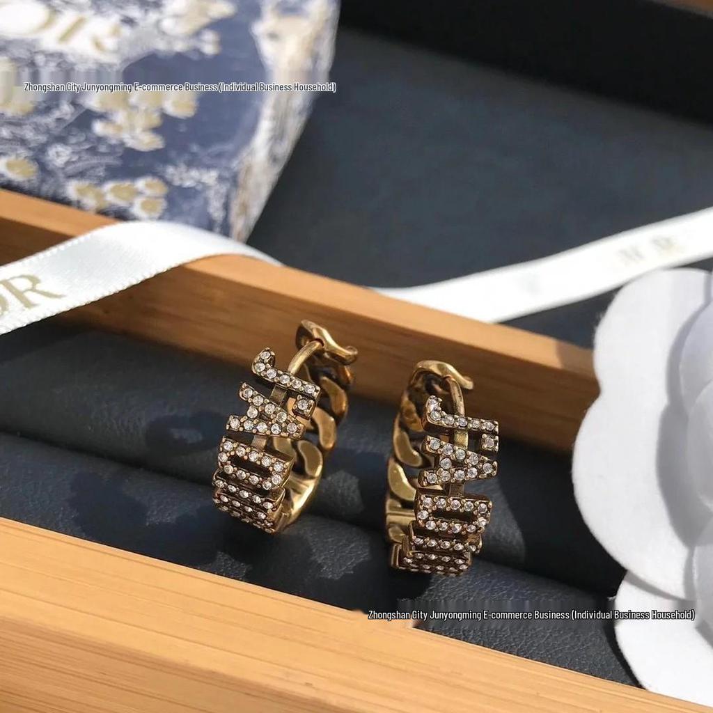 Серьги-гвоздики Di Jia из античной бронзы с изображением колоса и буквы - Женский ретро-стиль с детальной отделкой бриллиантами