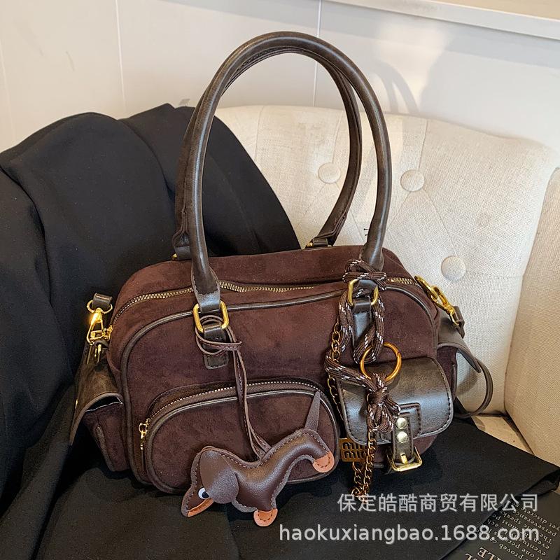 Популярная в этом году женская сумка большой вместимости 2025 новая осенне-зимняя универсальная матовая сумка-мессенджер, портативная сумка-тоут для通勤