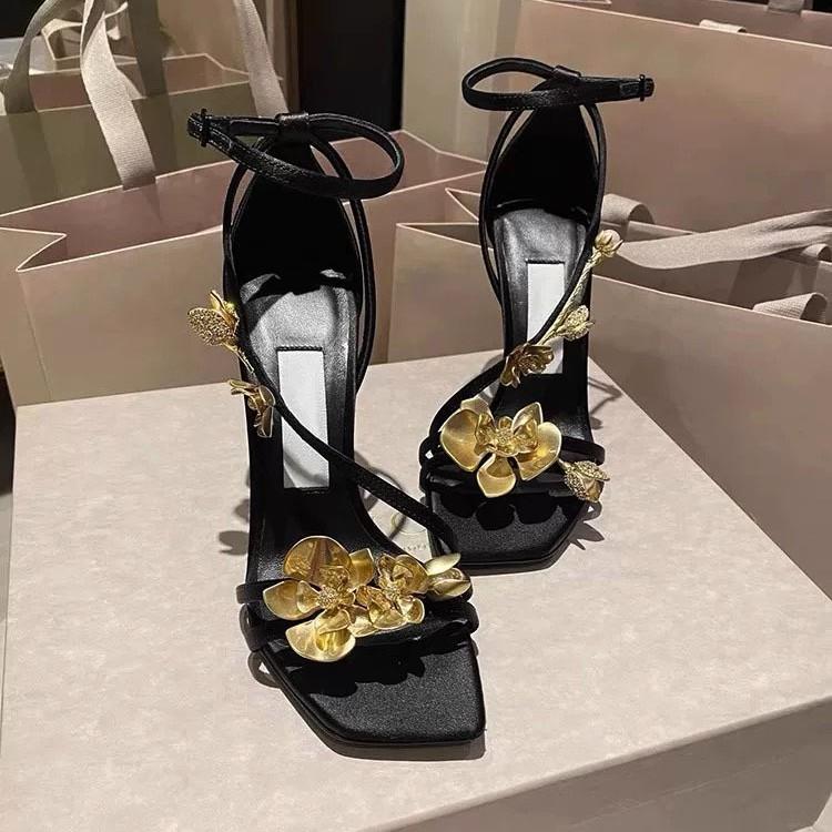 Французский темперамент модные сандалии женские лето 2025 новые универсальные сексуальные шпильки пряжка на одном слове с открытым носком на высоком каблуке