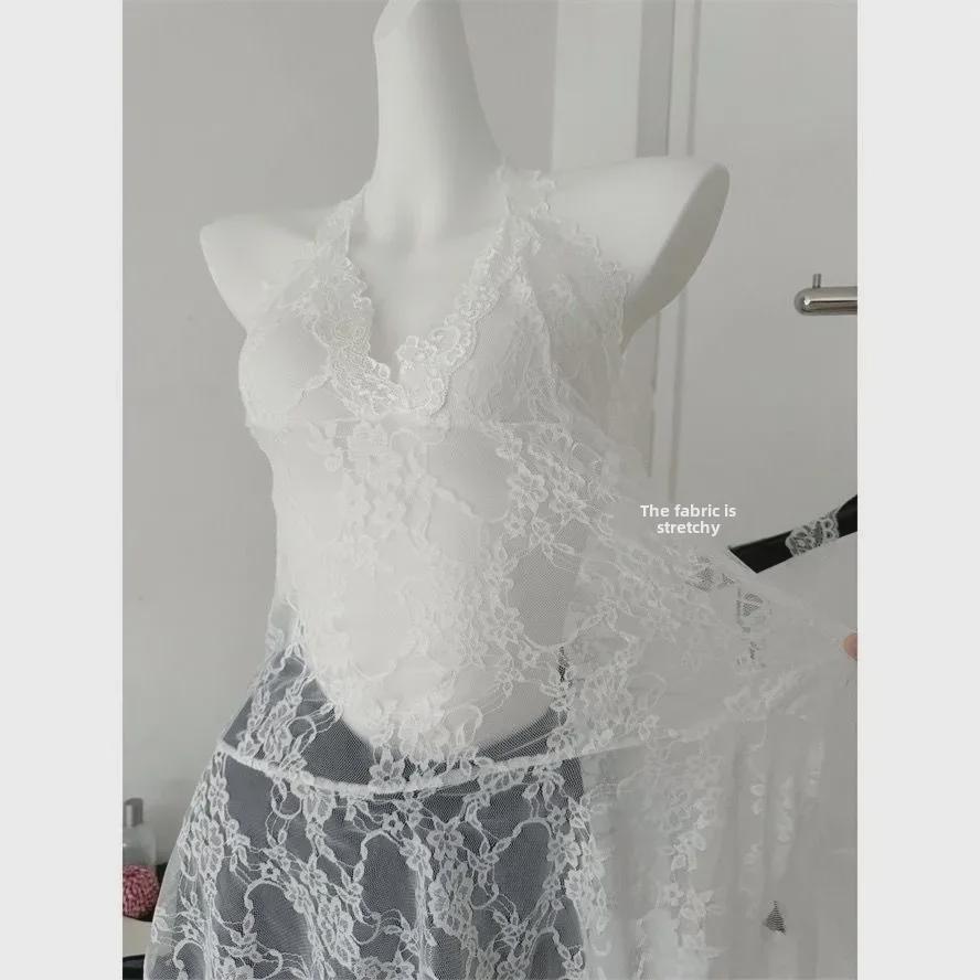 Женский топ из коллекции начала осени 2024 года с белым кружевом, бретельками через шею, внутренним слоем с V-образным вырезом и внешним кардиганом без рукавов.