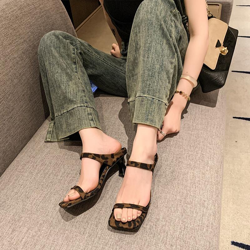 Нишевые французские туфли на высоком каблуке с леопардовым принтом, шлепанцы на одно слово, женская обувь, носить 2025, новые летние босоножки-стилетто