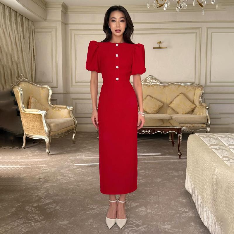 Европейская и американская женская мода: Однотонное облегающее платье с круглым вырезом, коротким рукавом и пуговицами (Стиль 2026)