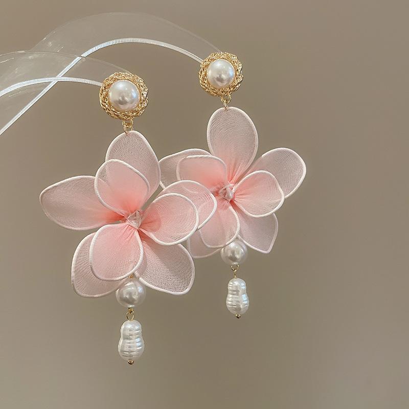 Серьги-гвоздики из ткани в виде цветка «Серебряная игла» со стеклянной бахромой, средние, с антикварным темпераментом, дизайнерские, нишевые