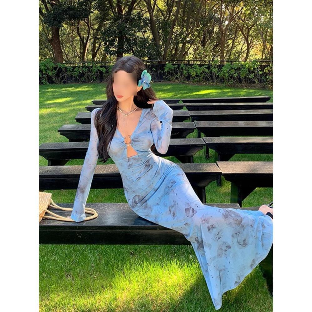 Прохладное платье с V-образным вырезом, нежным ветром, синее, с полым принтом, с длинными рукавами, красивое и уникальное, с запахом на талии, облегающее бедра, длинная юбка