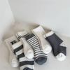 Sportiv Bej Kulrang Rangli Yosh Bolalar Paypog'i O'g'il Bola uchun Moda Chiziqli R Harfli Qo'zichoq Paypog'i Kichkintoy uchun Bahor Kuz Yumshoq Terry Paypoq
