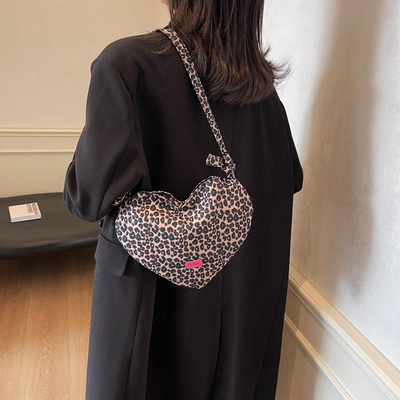 Сумка в форме сердца, женская сумка через плечо с леопардовым принтом, мини-сумка