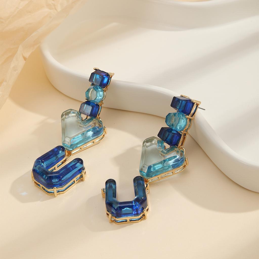 Модные серьги-сердечки необычной формы с вышивкой