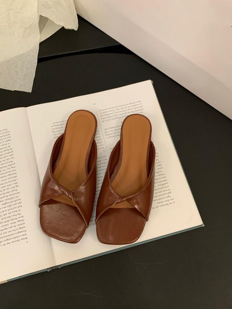 Модные туфли на плоской подошве с одним словом, женская обувь, летняя одежда 2025 года, новые летние простые пляжные сандалии