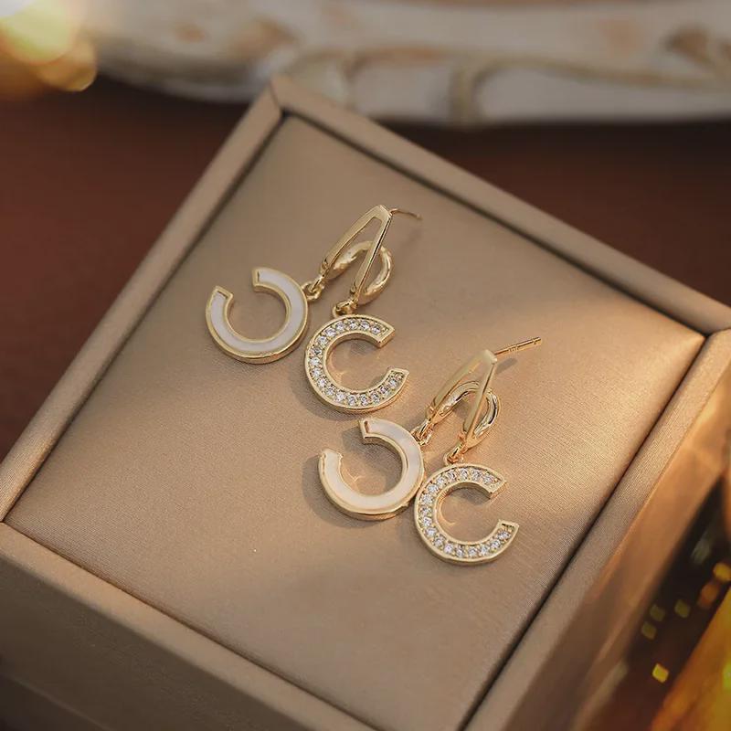 «Модные универсальные серьги-игл «С» из серебра 925 пробы для женщин — тренд 2023 года, стильный дизайн высокого класса»