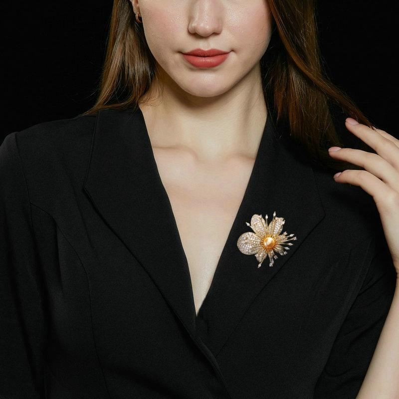 Легкая, слегка инкрустированная цирконием трехмерная брошь-цветок осенне-зимнее пальто свитер аксессуары знаменитость темперамент корсаж женщина