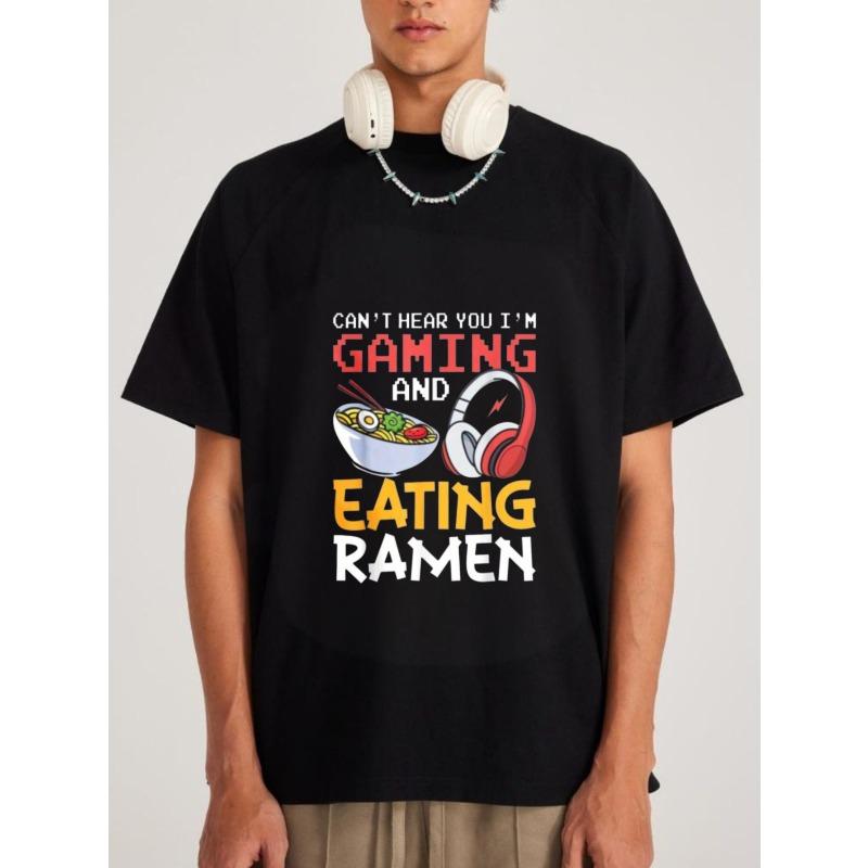 Белая футболка с круглым вырезом с графикой 'Gaming and Eating Ramen' (Игры и поедание рамена), с наушниками и миской лапши. Повседневная одежда для геймеров и любителей еды