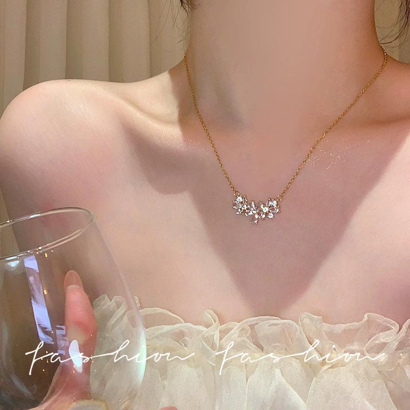 Elegant Pearl Necklace - Versatile Niche Design with Heart Pendant for Women