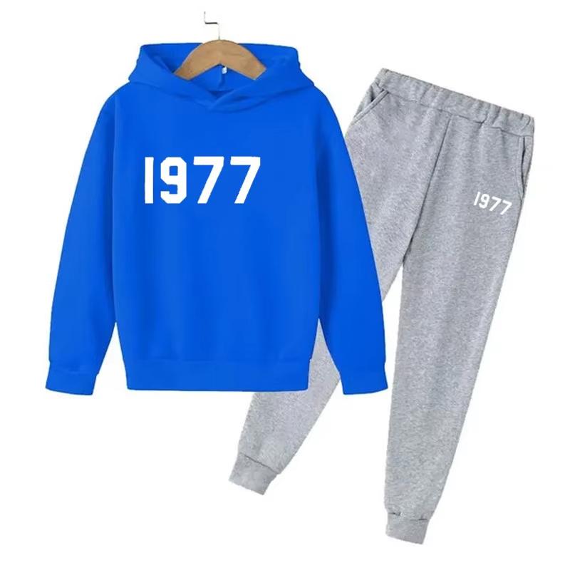 Модные повседневные комплекты из 2 предметов 1977 года для мальчиков и девочек, спортивный костюм с капюшоном для детей, толстовки, свитшот, топ + брюки, уличная одежда