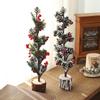 Рождественская елка зеленая со снегом маленькие настольные украшения красные фрукты деревянные колышки украшения в горшках