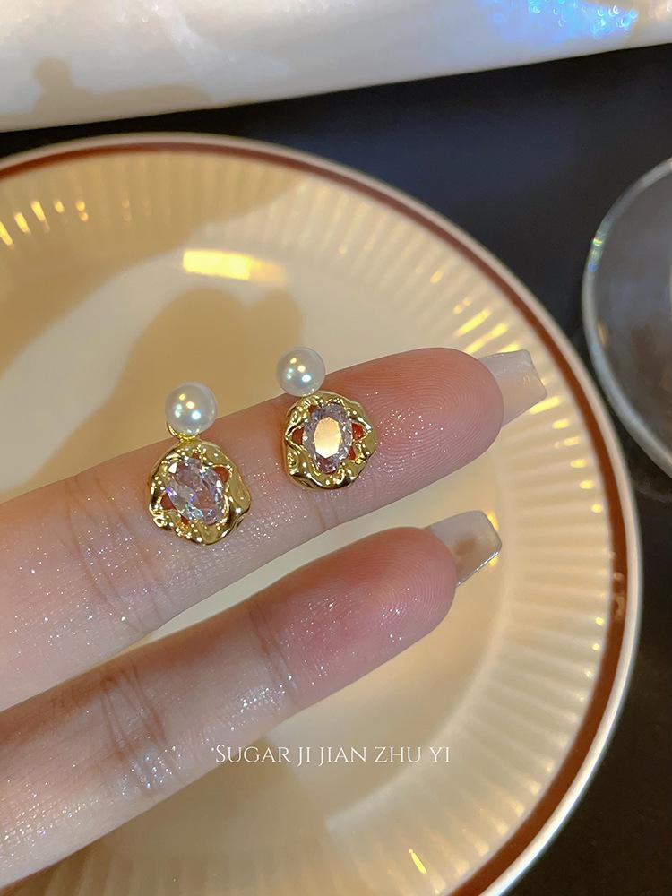 Small, exquisite and simple zircon stud earrings for women's high-end temperament earrings for women's new popular earrings.