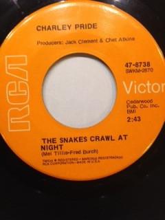7-дюймовая пластинка CHARLEY PRIDE The Snakes Crawl At Night 478738 RCA Victor США Кантри/Фолк Б/у