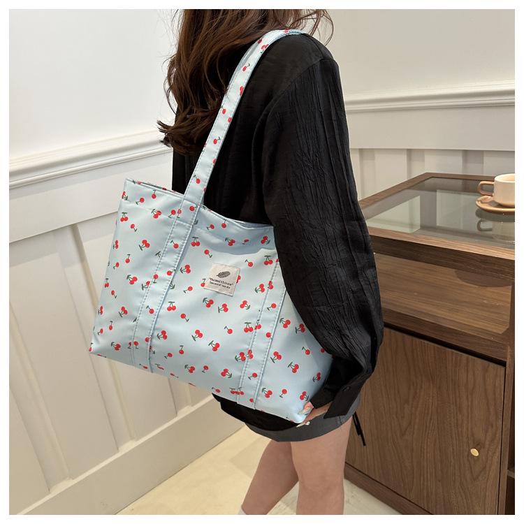 Стильная сумка-тоут с принтом вишни - Большая вместительная цветочная сумка через плечо для женщин, Коллекция Лето 2025