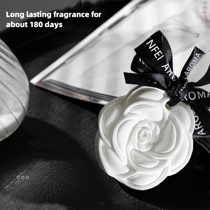 Автомобильный подвесной освежитель воздуха, красивый белый цветочный парфюм для стайлинга автомобиля, ароматный очиститель воздуха, украшение интерьера, орнамент