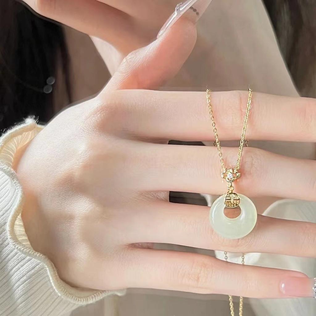 Ожерелье с пряжкой Fu Qi Ping An для женщин с легким роскошным нишевым дизайном, высококачественная имитация нефрита Хотан, простая цепочка на ключицу