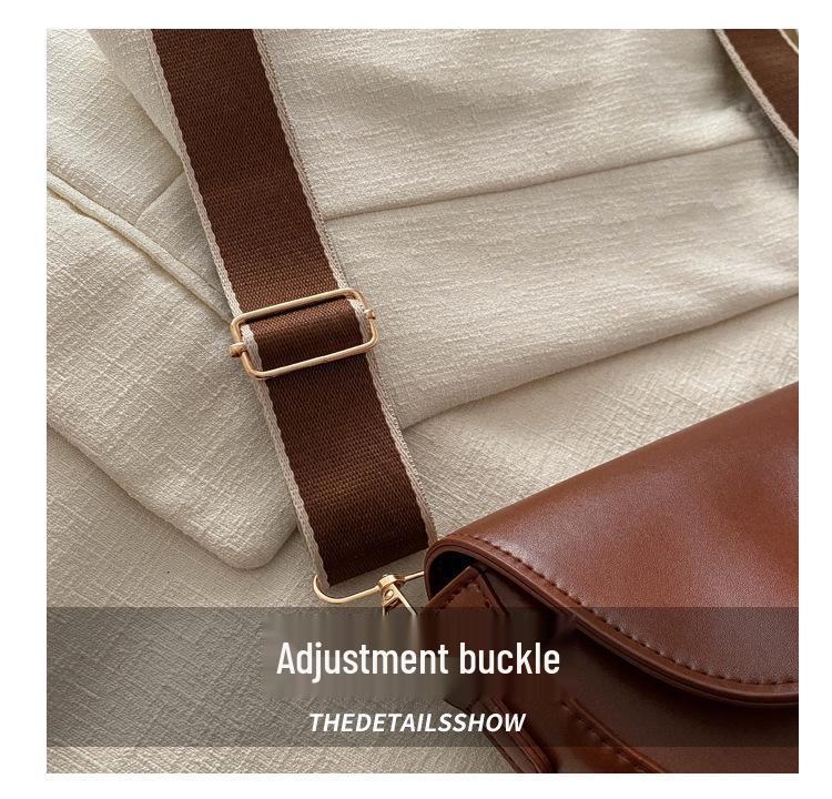 Женская стильная полукруглая сумка-седло с широким ремнем - тренд 2024 года, кроссбоди