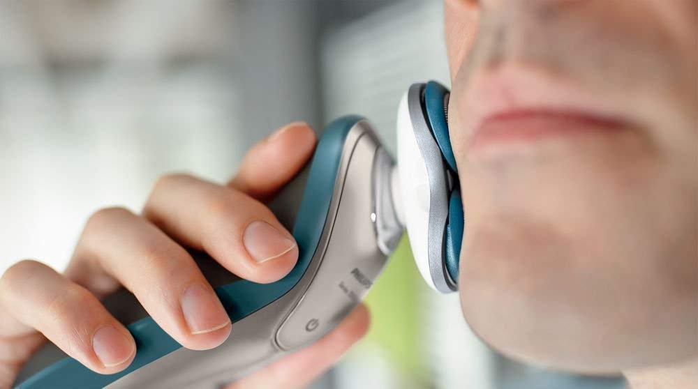 Электробритва Philips серии 7000 с вращающимися лезвиями, модель для чувствительной кожи, бритье в ванной, можно мыть, мужская и S7560/26, белая/синяя/серебристая