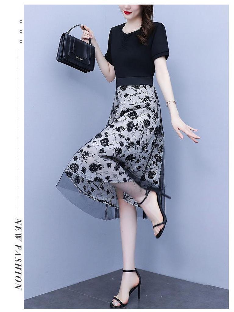 Женское черное платье с сетчатыми вставками, имитирующее костюм из двух частей, с короткими рукавами, лето 2024 - Дизайн со шнуровкой, подчеркивающий талию.