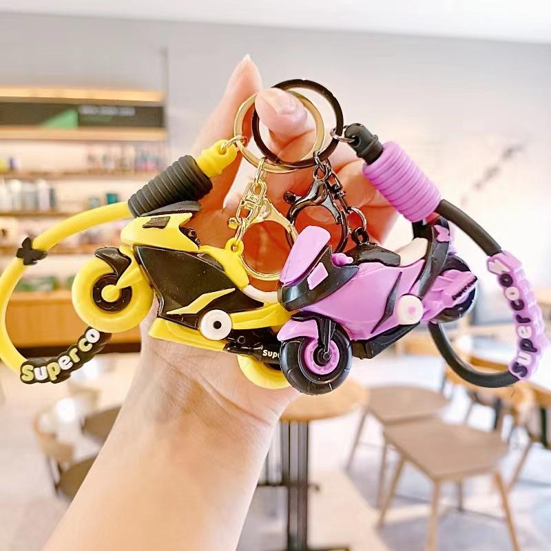 Креативный крутой брелок в виде локомотива, мультяшный кулон в виде куклы-локомотива, парный, для школьного рюкзака, маленький кулон, изысканная кукла