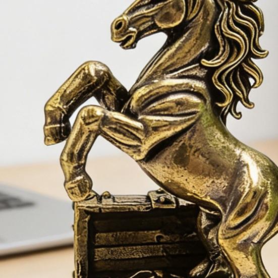 Фэн-шуй Латунная статуэтка лошади Лошадь, наступающая на монеты Украшение для стола на китайский Новый год Скульптура зодиакальной счастливой лошади с сокровищем