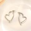 1 пара серег Huggie, полый цвет в форме сердца, однотонный, в стиле ретро, ​​антиаллергенный, с гальваническим покрытием, легкий, из нержавеющей стали