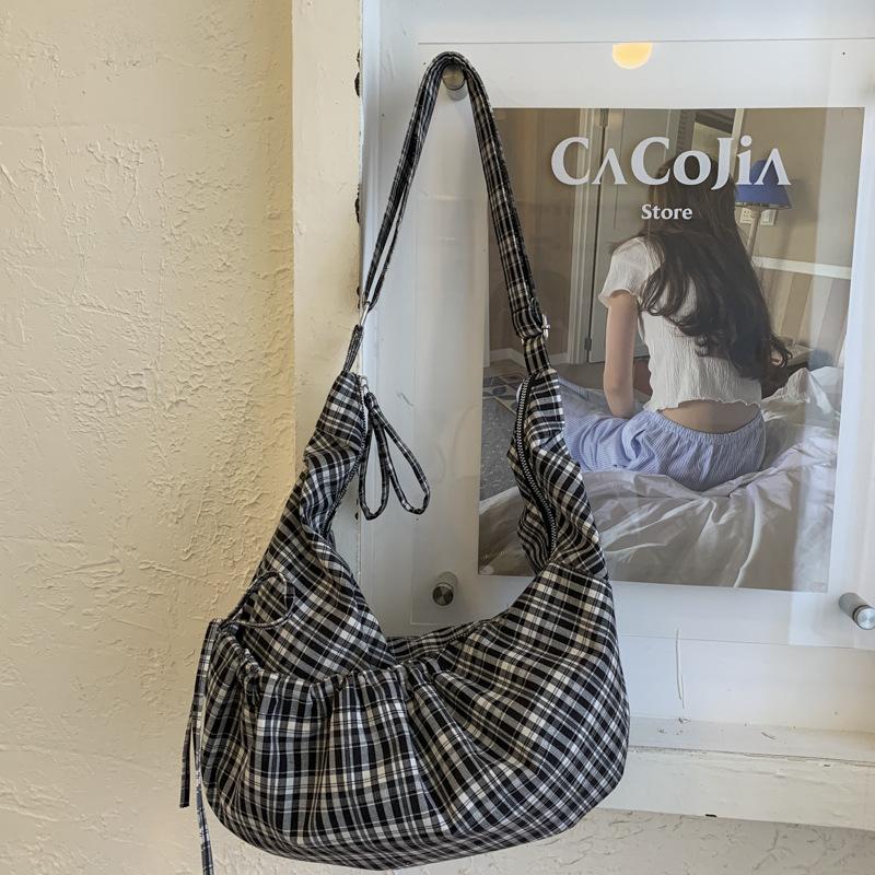 Korean version of fashion plaid shoulder bag 2025 new large-capacity retro commuter messenger bag niche foreign style dumpling bag