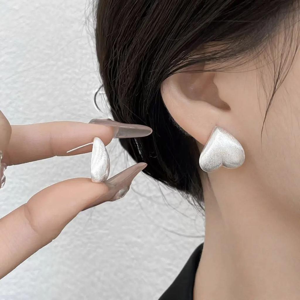 S925 Sterling Silver Special-Interest Design Retro Love Heart Earrings Elegant High-Grade Three-Dimensional Stud Earrings Simple Wild Earrings Women