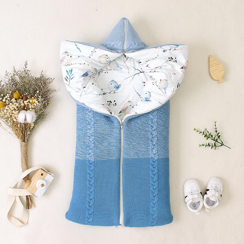 Baby sleeping bag, thickened anti-kick sleeping bag with zipper, suitable for babies aged 0-24 months.