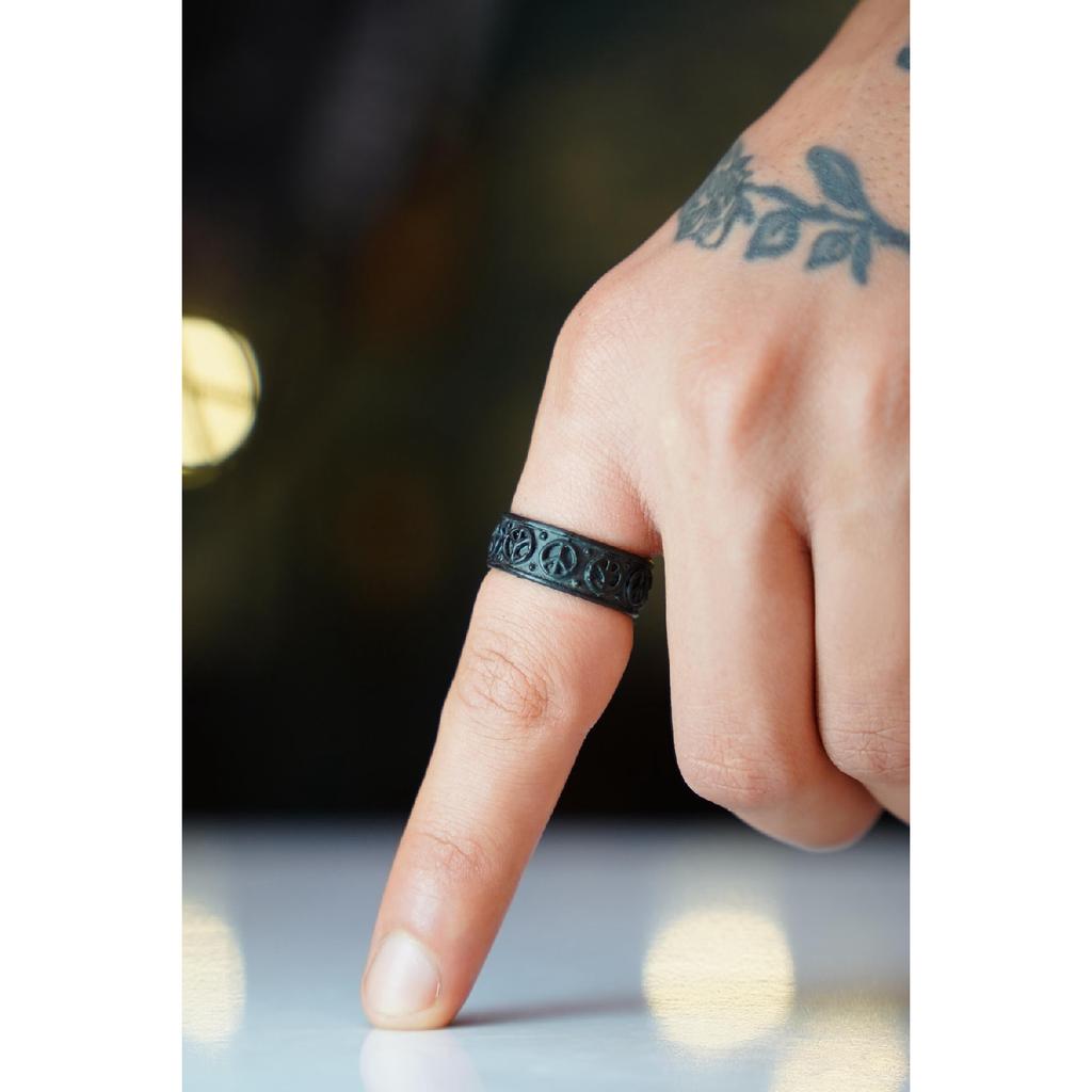 Регулируемое черное кольцо с фигуркой-цепочкой Freedom