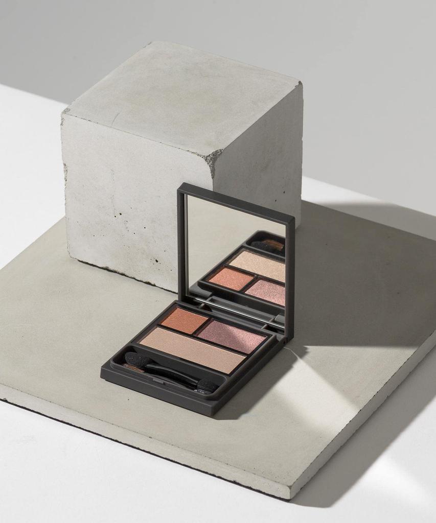 Osaji Nuance Eyeshadow Palette the Delicate Eye Blends Into the Creates a Lustrous and Adds a Touch of Nuance To Your Everyday Mukougishi [Protects