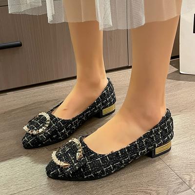 Мода 2024 года. Новые модные женские туфли без застежек с цветным металлическим декором и острым носком на квадратном каблуке.