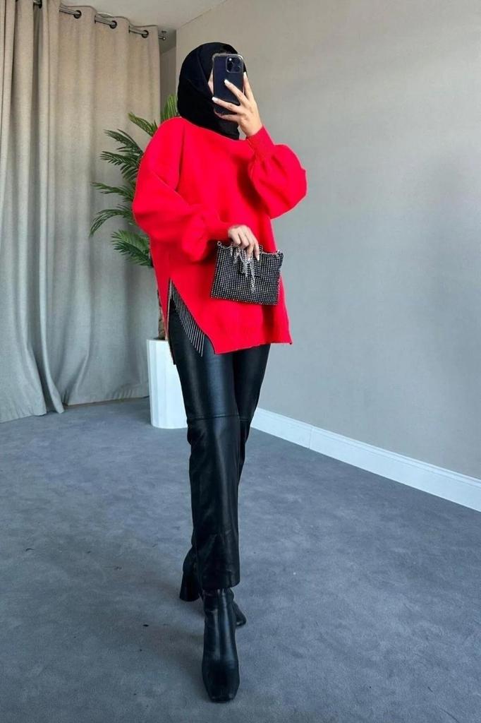 Женский длинный свитер в стиле хиджаб с круглым вырезом и воздушными рукавами и цепочкой с детальным разрезом