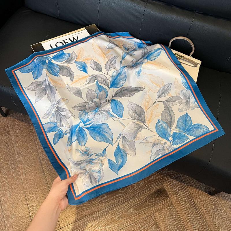 Retro silk scarves for women's new high-end accessories, neck small square scarf, scarf waist, fashionable and versatile, and gifts can be given.