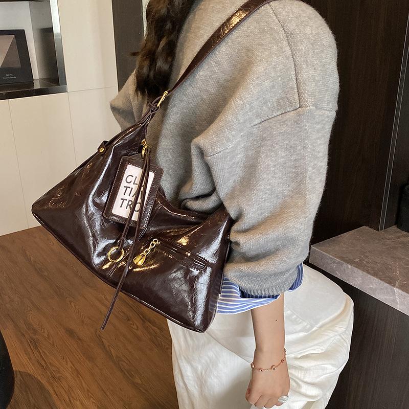 Ретро нишевая сумка подмышку женская 2025 новая трендовая корейская сумка-тоут простая вместительная сумка-мессенджер сумка для通勤