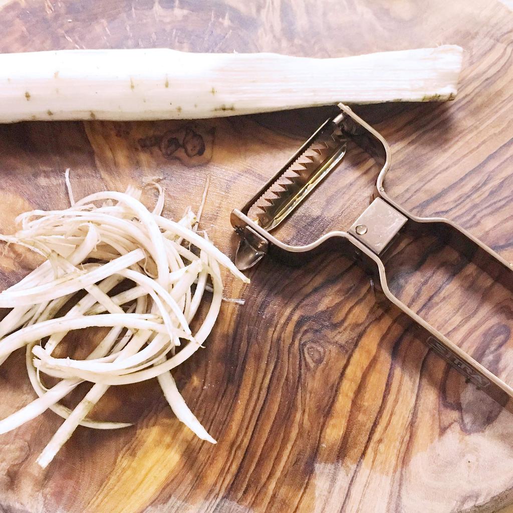 Тонкая черная овощечистка SiTRA,