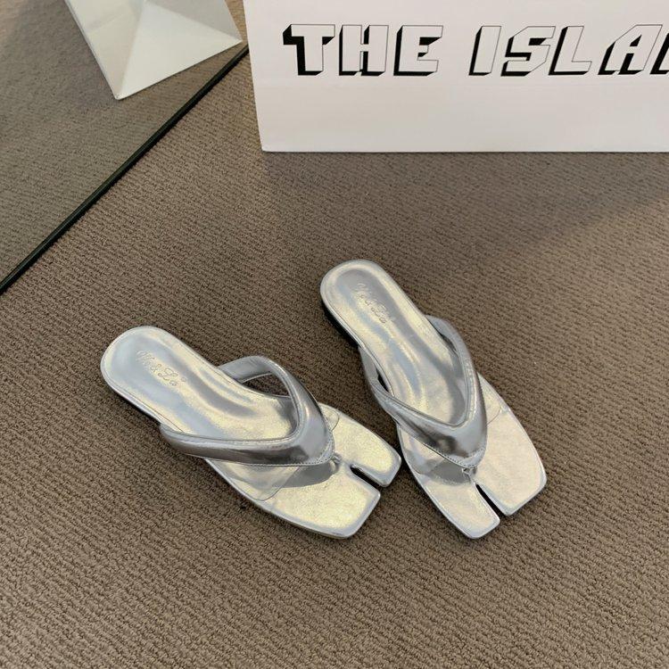 Beautiful Skirt Silver Toe Beach Slippers Women's Summer Wear 2025 New Flat-bottomed Flip-flops Pig's Trotters Cool Slippers