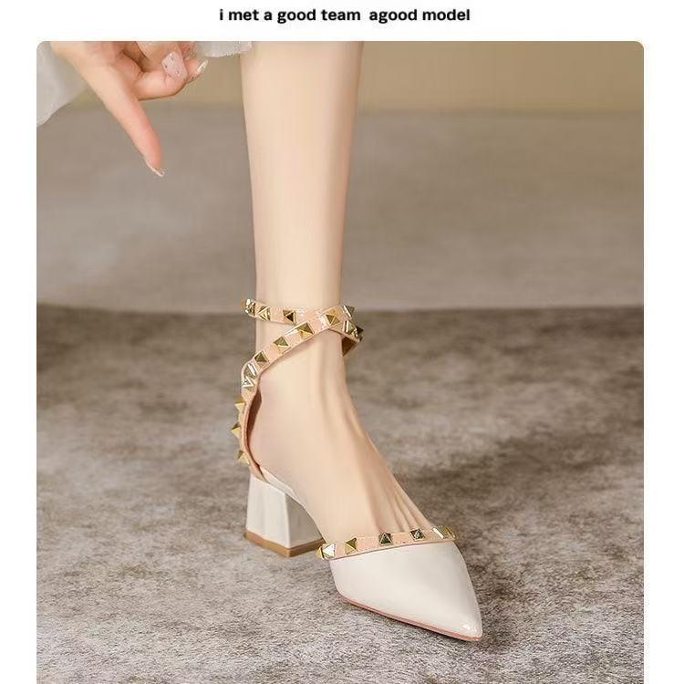 Туфли на высоком каблуке женские весна-лето 2025 года, новые сандалии с заклепками и тонким каблуком, одно слово, из мягкой кожи, французские сандалии с острым носком