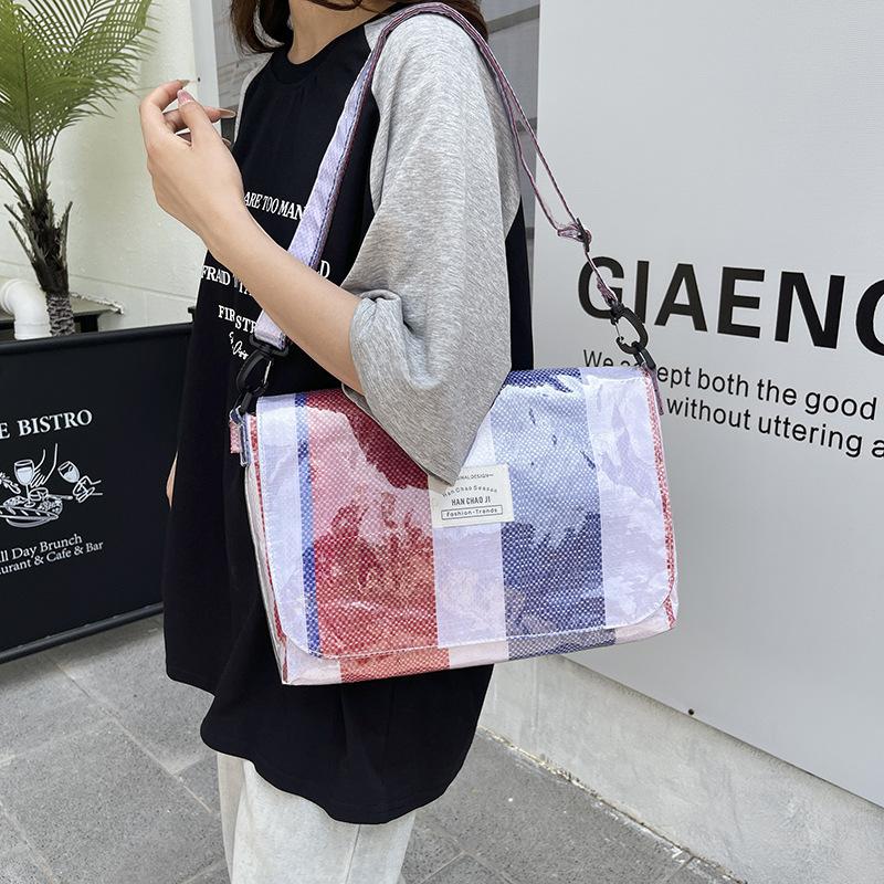 Тенденция личности повседневная простая текстура большая вместимость сумка 2025 лето новая иностранный стиль женская на плечо мессенджер