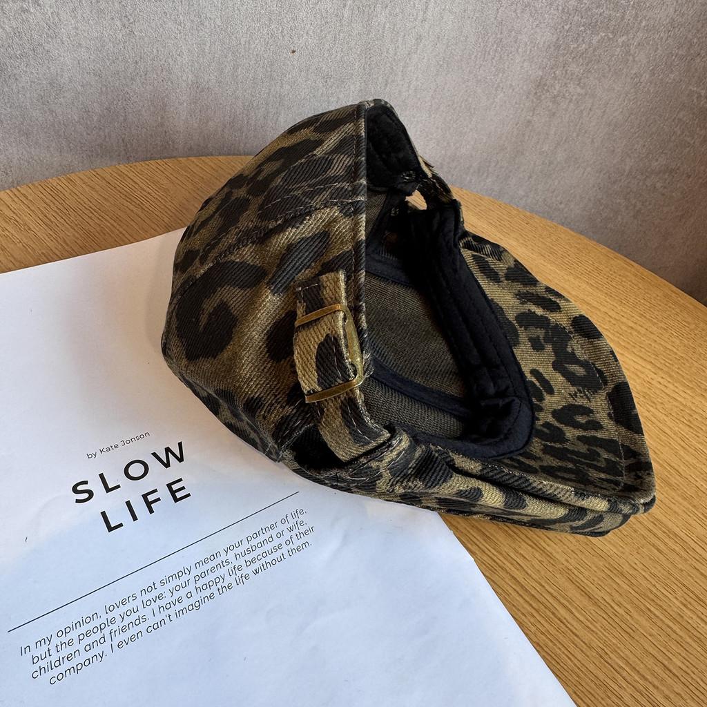 Leopard Trendy Retro Print Flat Cap Windproof Warm Travel Features Looks Casual
