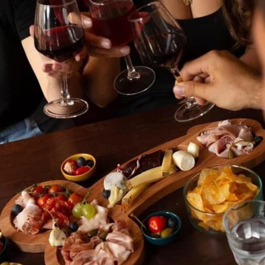 Доска аперитива Мясная закуска на тарелке аперитива на ужин